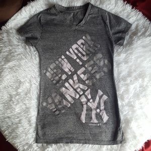 NY Yankees girls tee shirt. Grey.
